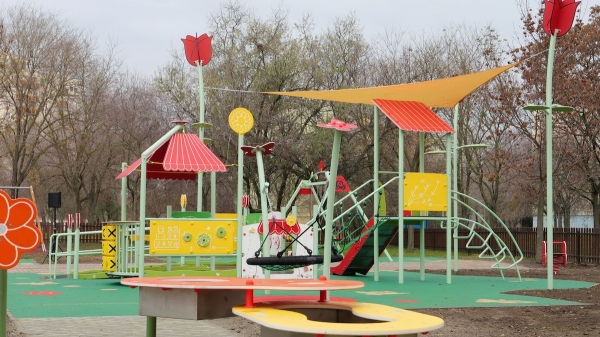 Virágoskert várja a szolnoki gyerekeket a legújabb akadálymentes játszótéren
